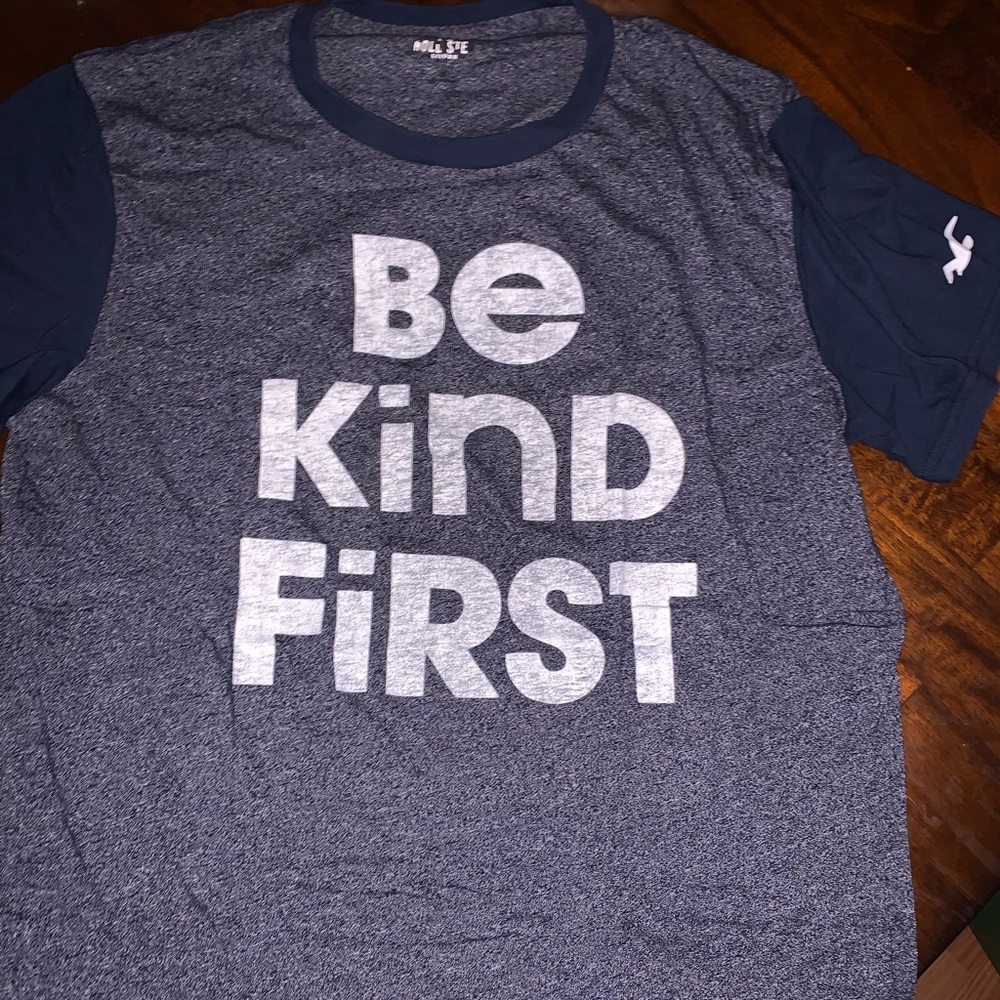 Hollister tee